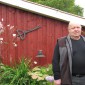 Arne Skindbjerg foran sin svendeprøve på værkstedsvæggen. Foto 2012. 